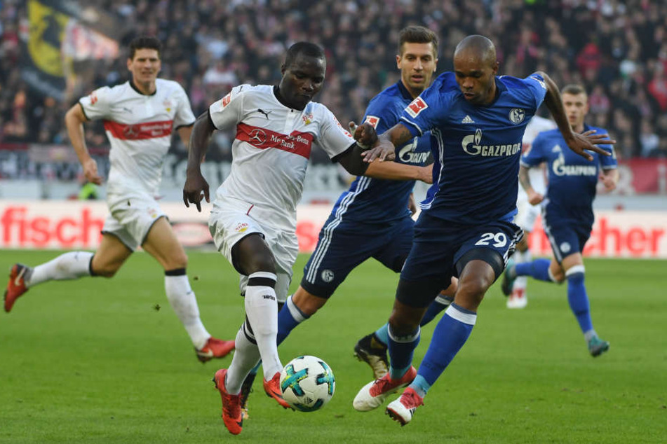 Stuttgarts Chadrac Akolo (2.v.l.) im Zweikampf mit Schalkes Naldo (r.).