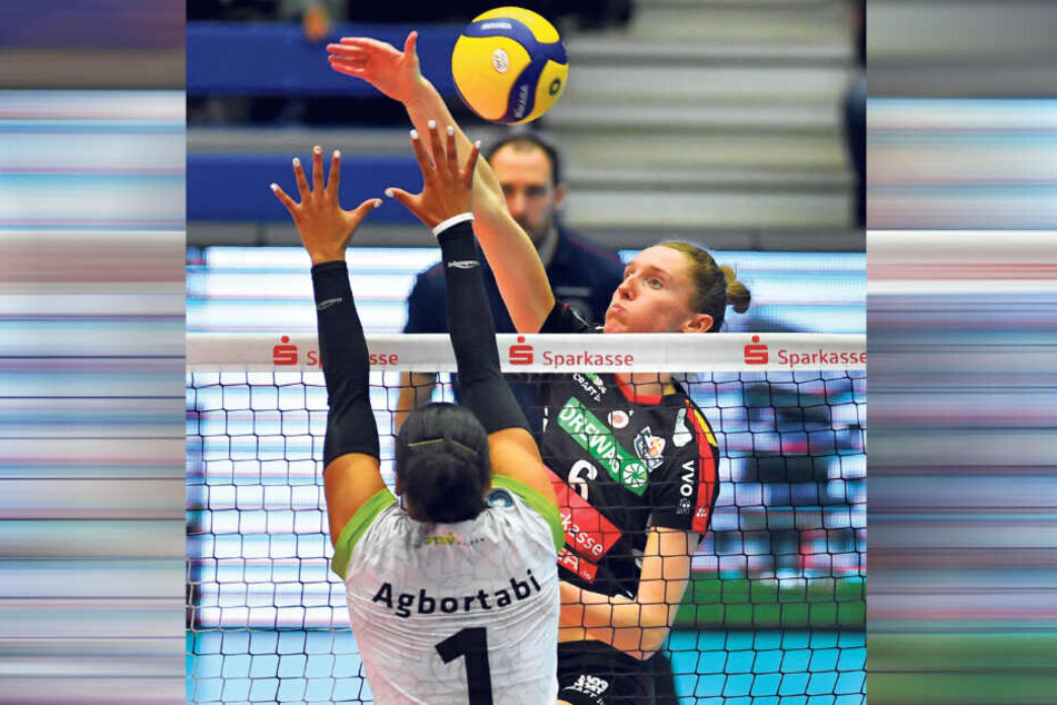 Im Viertelfinale warf der DSC die Ladies in Black Aachen mit 3:0 aus dem Rennen. Hier greift die Dresdnerin Kadie Rolfzen (h.) gegen Vanessa Agbortabi an.