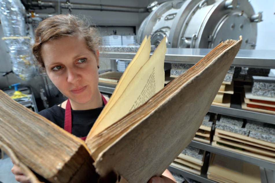 Dank Gefriertrocknung konnten auch nass gewordene Bücher der Unibibliothek Freiberg erhalten werden.
