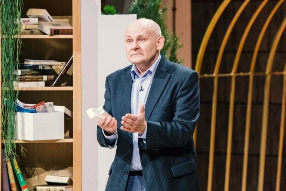 Detlev Sommer stellt seine Erfindung vor, welche zukünftig vor Einbrüchen schützen soll.