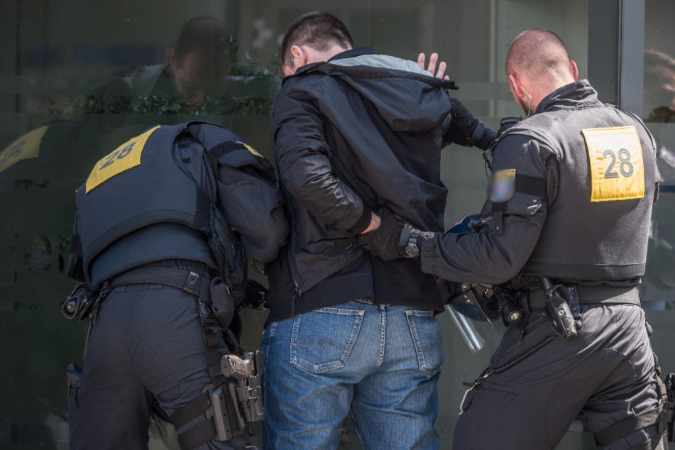 Nur mit der vereinten Hilfe von drei Männern konnte der um sich wütende 25-Jährige unter Kontrolle gebracht werden. (Symbolbild)