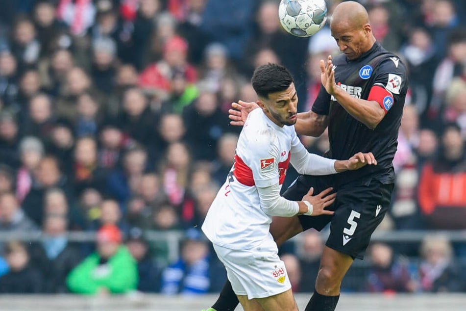 Nicolas Gonzalez (l.) vom VfB Stuttgart in Aktion gegen David Pisot (r.) vom Karlsruher SC