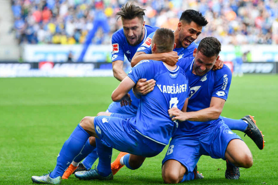 Hoffenheims Torschütze Pavel Kaderabek jubelt mit Mannschaftskollegen über das Tor zum 3:1.