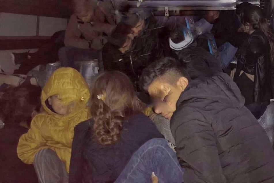 51 Menschen waren auf der Ladefläche des Sattelzugs versteckt.