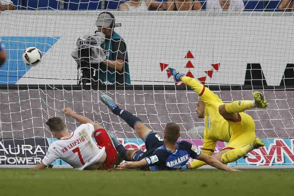 Packende Strafraumduelle wie beim Hinspiel wird es Samstag wohl auch in der Red Bull Arena geben.