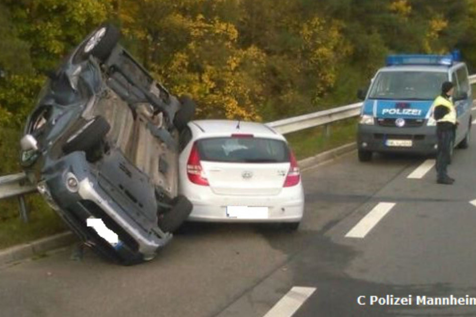 Durch den Aufprall wurde der Citroen auf die Leitplanken gestoßen, wo er mit dem Dach liegen blieb.