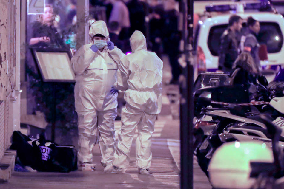 Polizisten bei der Spurensicherung nach nach einem Messerangriff im Zentrum von Paris.