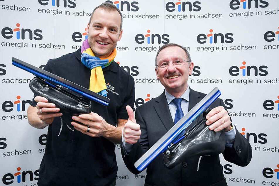 Eisschnellläufer Nico Ihle und Herbert Marquard, kaufmännischer Geschäftsführer von Ihles Sponsor enrgie.