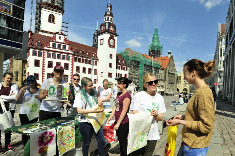 Auf dem Markt tauschten die Öko-Aktivisten bunt bemalte Stoffbeutel gegen
Plastiktüten.