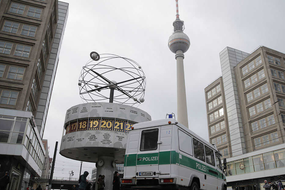 Auf dem Alexanderplatz mussten Entschärfer der Polizei einen verdächtigen Gegenstand entfernen (Symbolbild).
