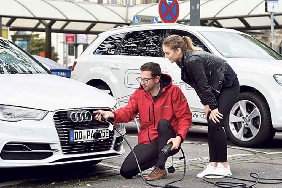 Janina Diener (19) möchte später unbedingt ein Elektroauto fahren. Von
Antonio Lindner (27) vom Autohaus Pattusch lässt sie sich den A3 e-tron
erklären.