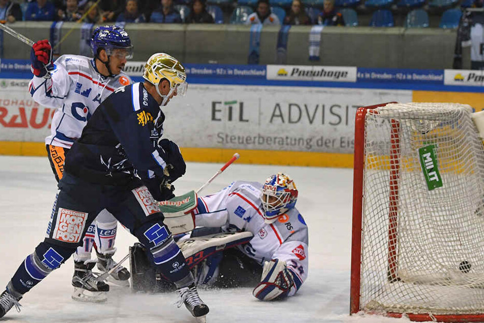 Alexander Höller versenkt den Puck zum 4:3.