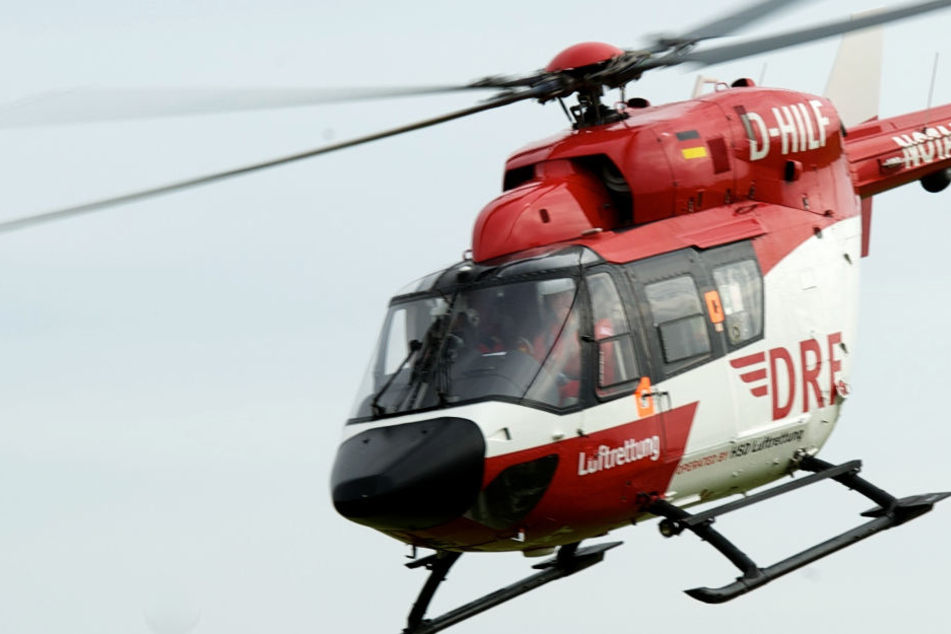 Ein Rettungshubschrauber brachte den 55-Jährigen in eine Klinik (Symbolbild).