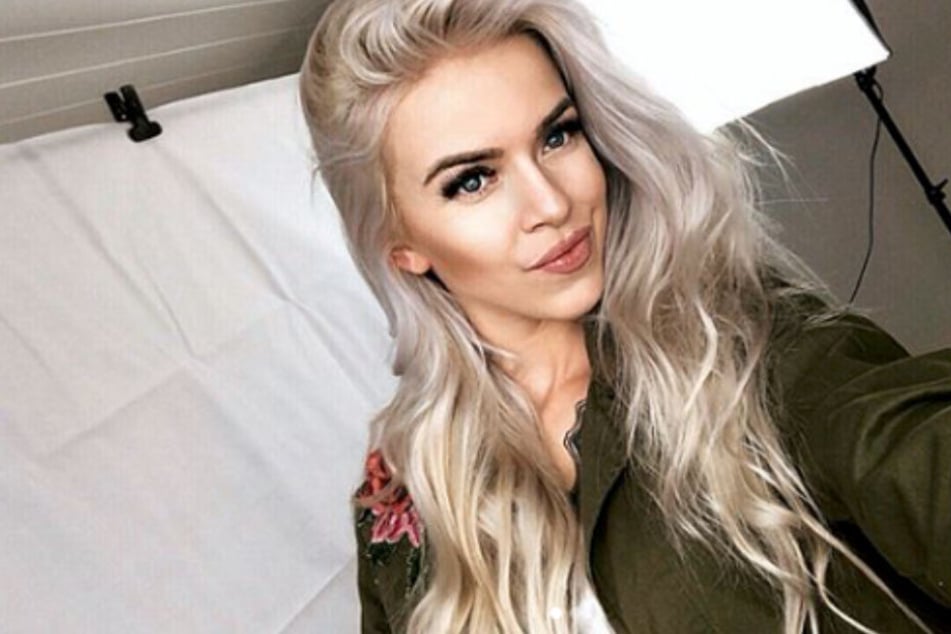 Blondes Flittchen Sandy durch die Wohnung gebumst Blondes Flittchen Sandy durch die Wohnung gebumst