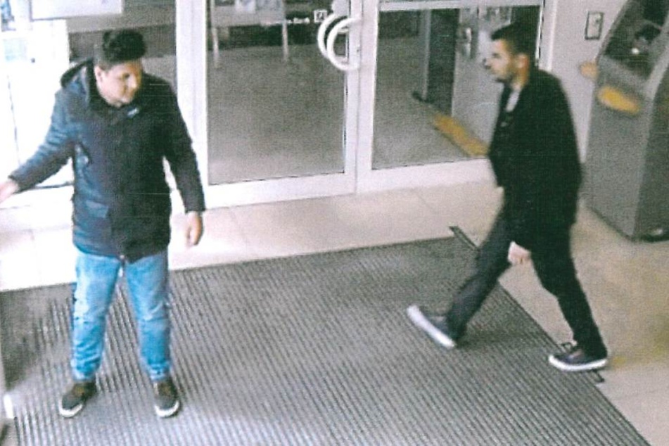 In Weißwasser haben zwei unbekannte Männer mit einer gestohlenen Kreditkarte Geld abgehoben.
