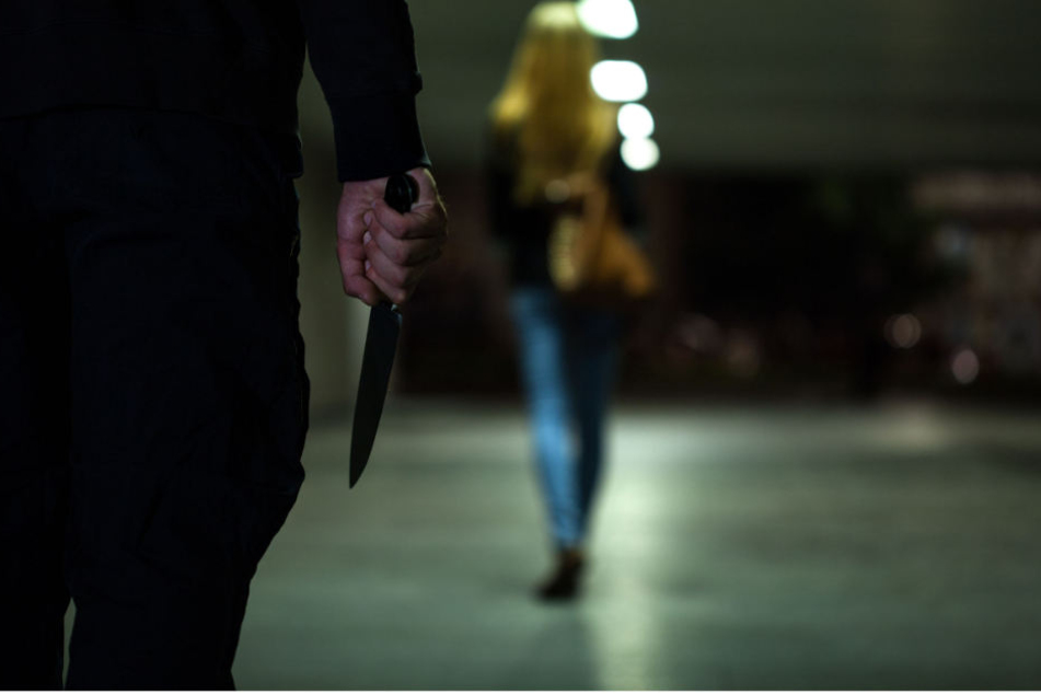 Ein Mann lauert einer Frau auf dem Heimweg mit einem Messer auf. (Symbolbild)