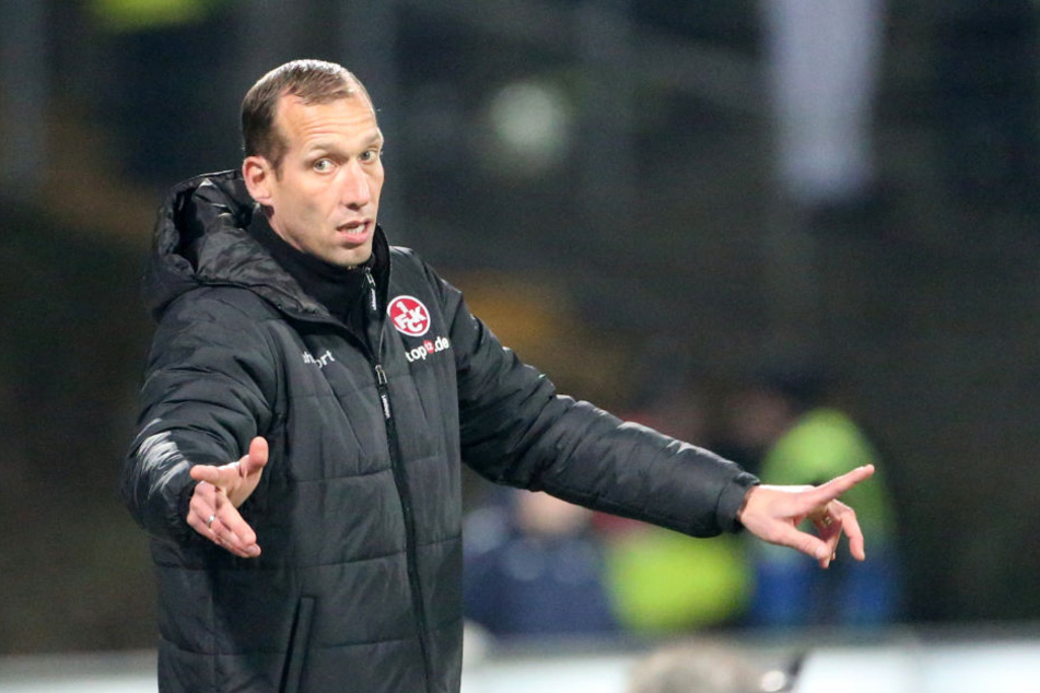 In der ersten Halbzeit schien noch alles in Ordnung. Strasser coachte sein Team von der Seitenlinie.