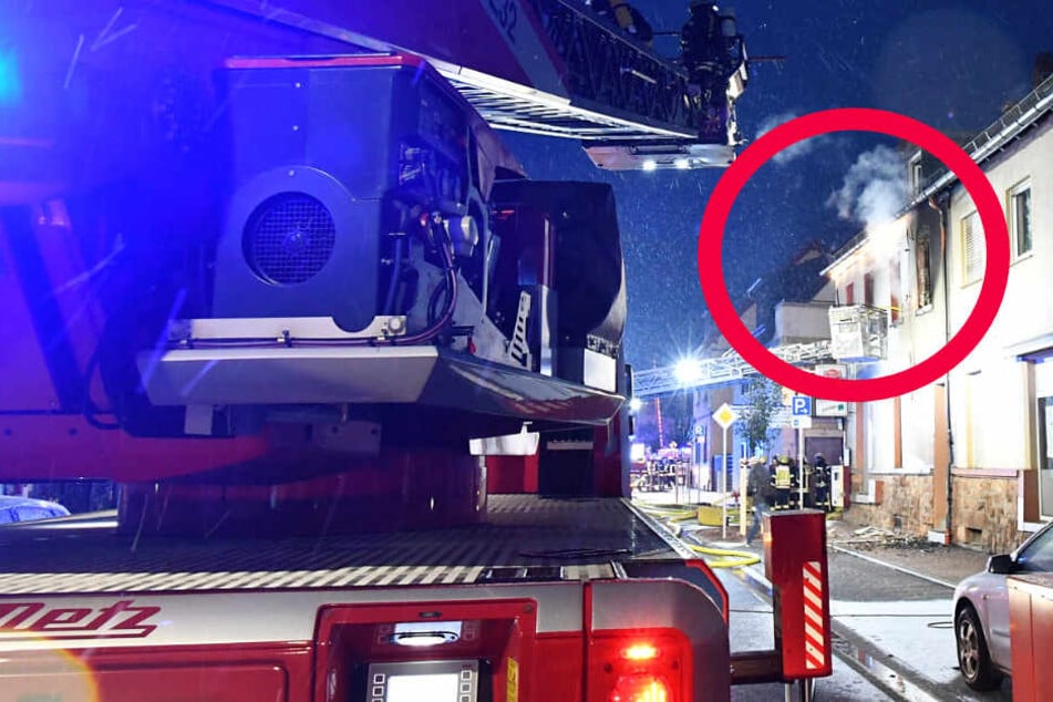 Rauch dringt aus einem Fenster im ersten Stock des Hauses.