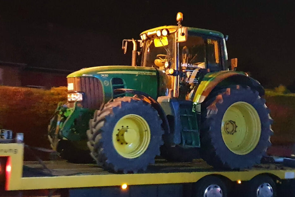 in Traktor steht an der Unfallstelle auf einem Abschleppwagen.