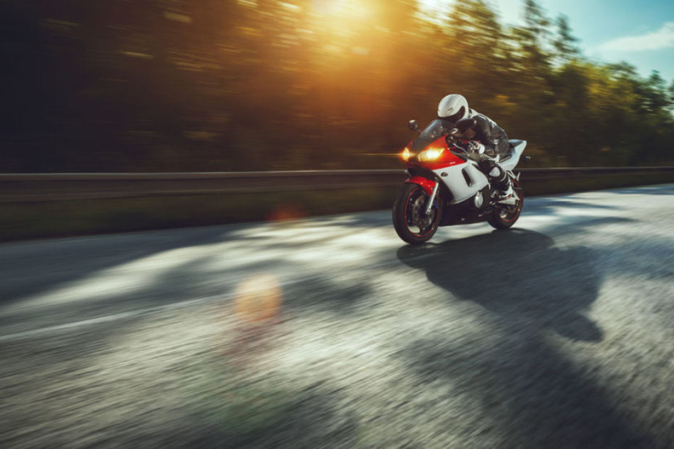 Der 19-Jährige überschlug sich mit seinem Motorrad und verletzte sich dabei schwer. (Symbolbild)