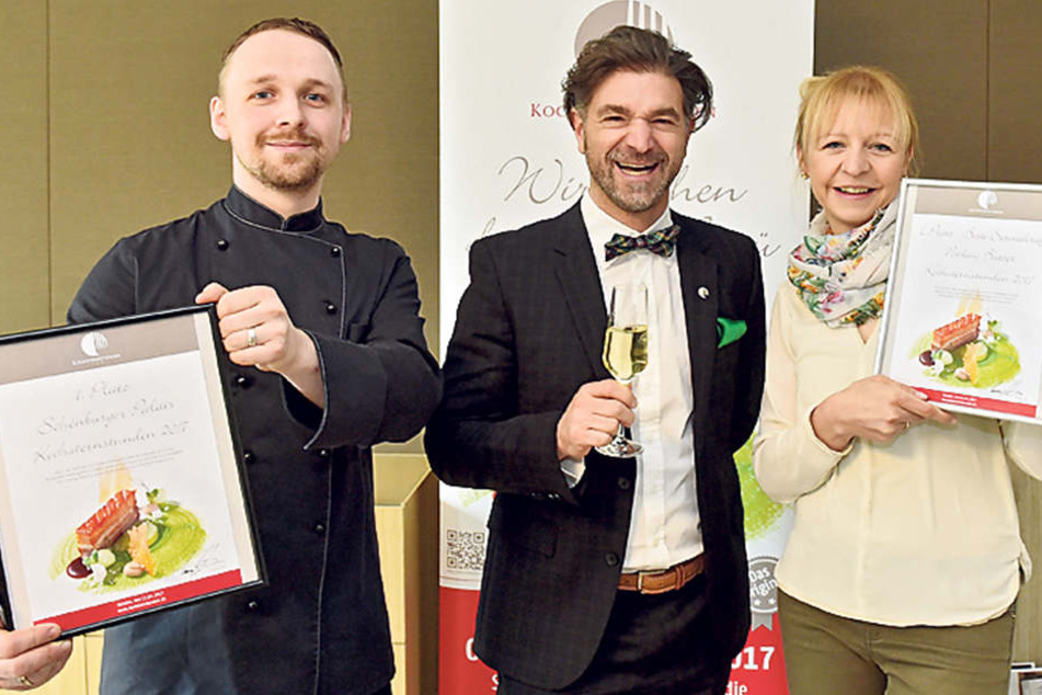 Kochsternstunden-Veranstalter
Clemens Lutz (46) mit den Gewinnern: Chefkoch Christian Weidt (32, l.) und
Servicekraft Nadine Butter (34).