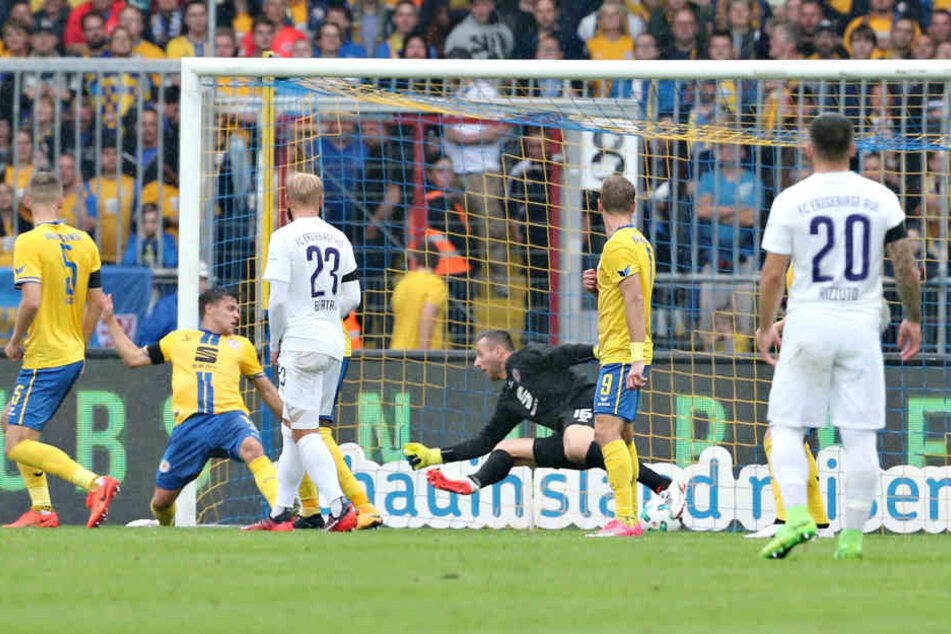 Der Ball hat nach Dimitrij Nazarovs Volleyabnahme den Weg durch Freund und
Feind ins Braunschweiger Tor gefunden.