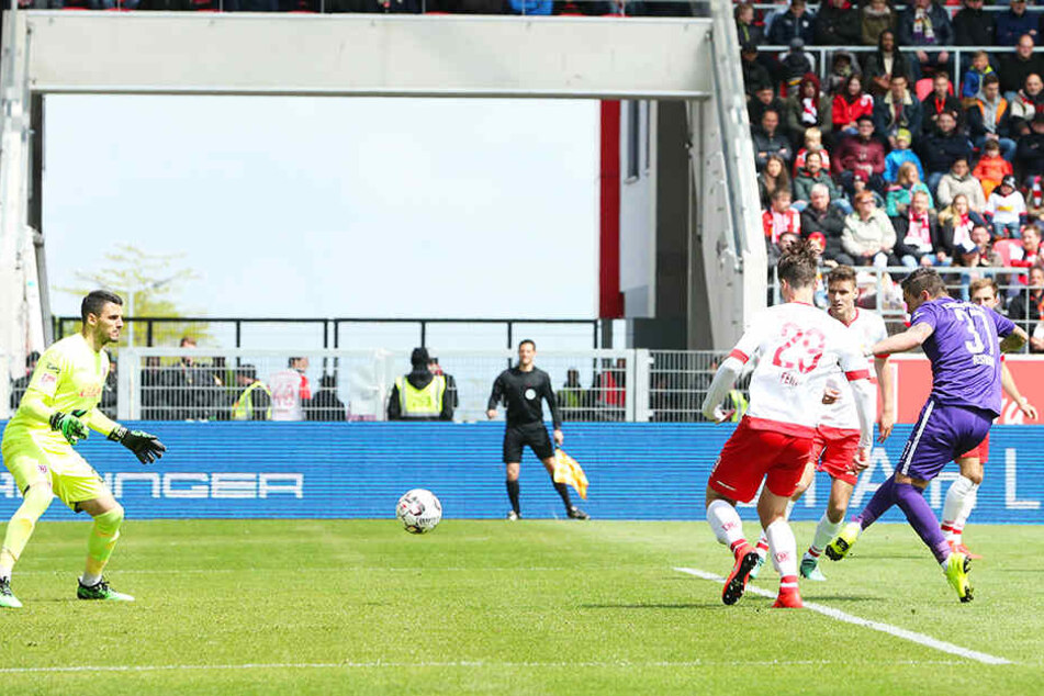 Sein 15. und letzte Saisontor: Pascal Testroet traf in Regensburg zur 1:0-Führung. Aue siegte 3:1 und sicherte sich beim SSV Jahn den Klassenerhalt.