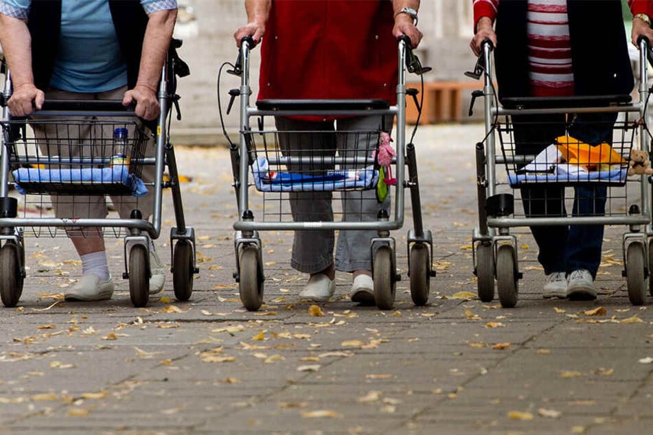 Wer mit dem Rollator in die Bahn oder den Bus einsteigen will, braucht mitunter ein wenig Übung. Die LVB helfen am 17. Mai weiter.