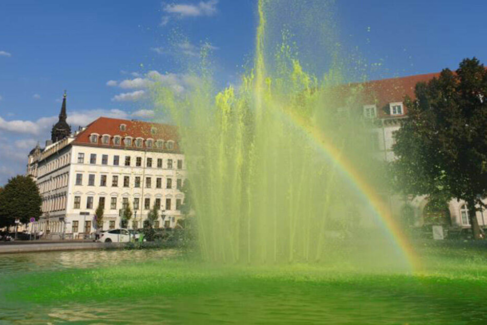 Blick auf den Brunnen am Japanischen Palais: Das Wasser sprudelte in grüner Farbe.