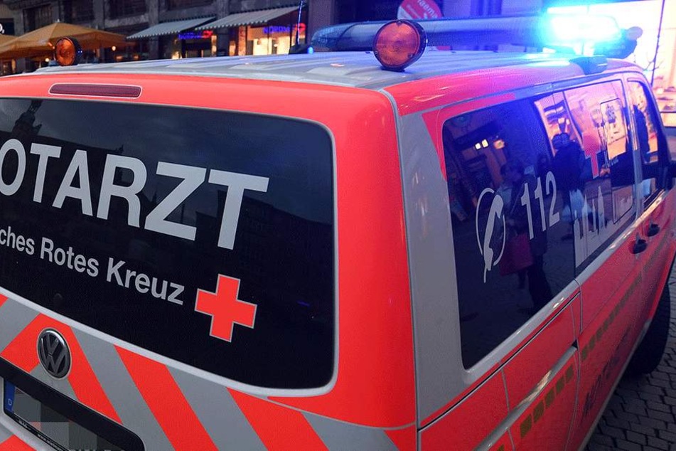 Die 16-Jährige musste mit Verletzungen am Oberkörper ins Krankenhaus (Symbolbild).