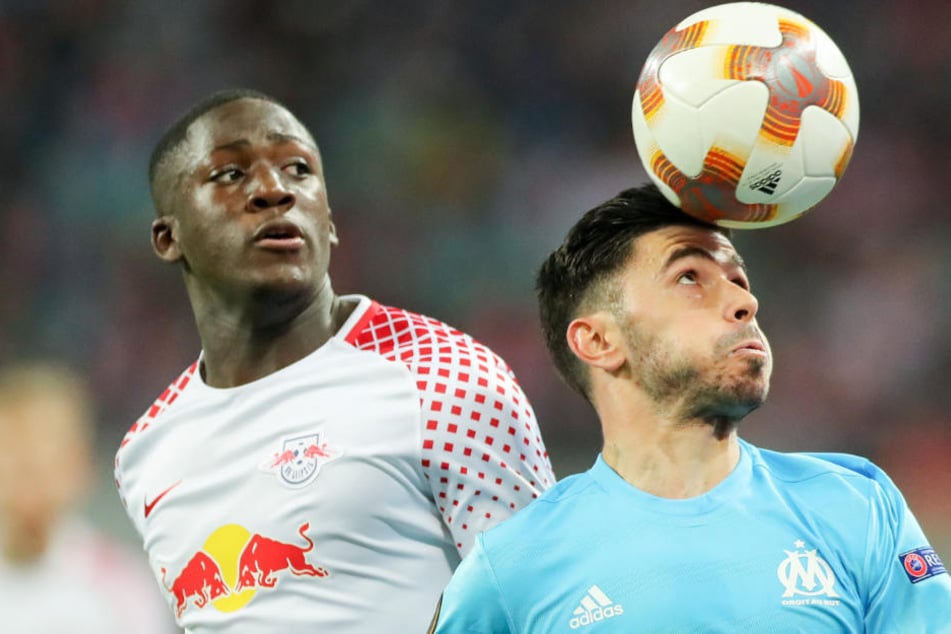 Marseilles Morgan Sanson köpft den Ball neben Leipzigs Ibrahima Konate (links).