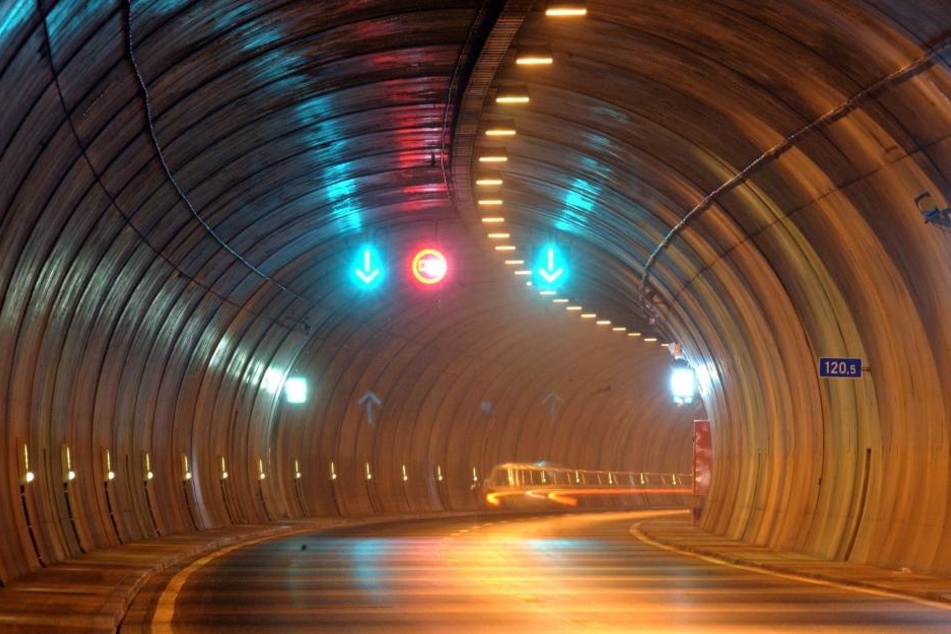 Anstatt den Pannendienst anzurufen, schob der betrunkene Autofahrer lieber selbst seinen Wagen durch den Tunnel. (Symbolbild)