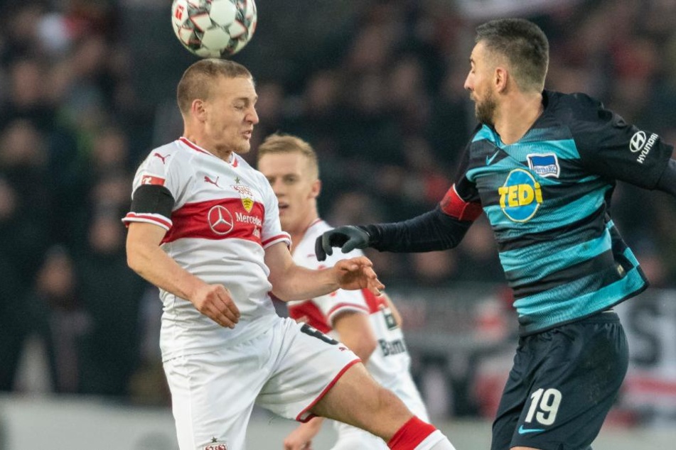Kopfballspiel: VfB-Super-Sechser Santiago Ascacibar ist vor Herthas Vedad Ibisevic am Ball.