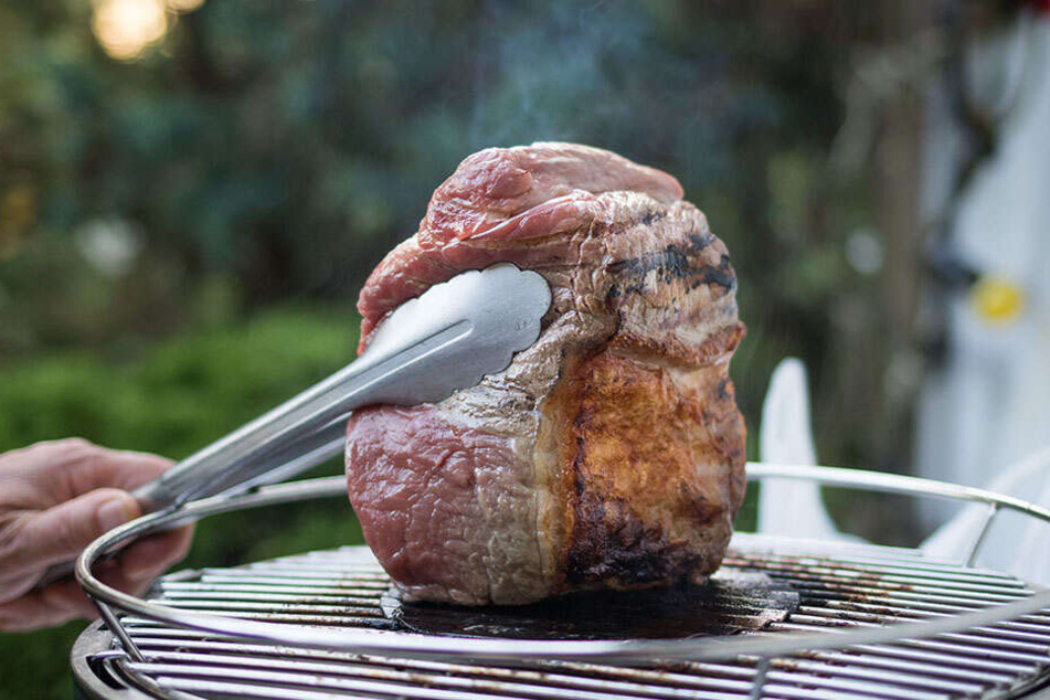 Dieser Anblick lässt bei vielen das Wasser im Mund laufen. Doch Obacht! Ganz ungefährlich ist der gegrillte Fleischgenuss vom Kohlegrill nicht.