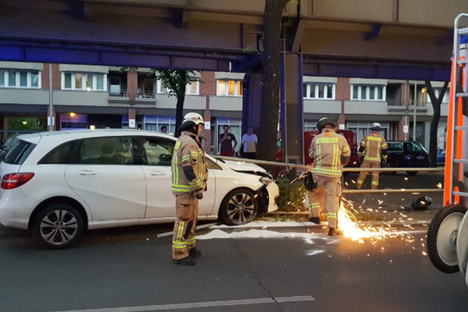 Feuerwehrmänner mussten das in der Winschutzscheibe steckende Metallrohr abflexen.