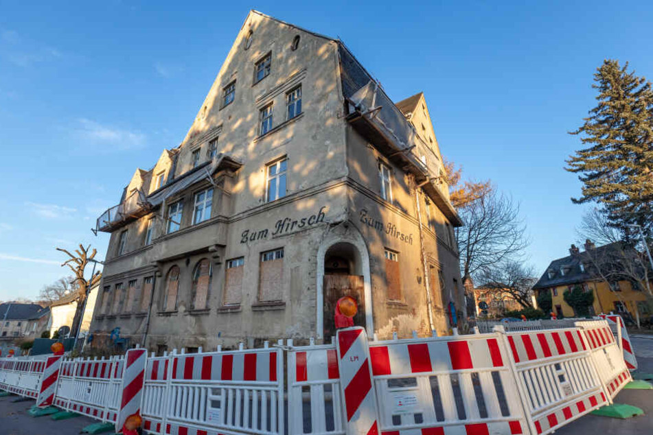 Einst ein angesehenes Lokal, heute eine Ruine: Der Gasthof "Zum Hirsch" verfällt immer weiter und bringt Anwohner auf die Palme. Nun hat die Stadt dem Eigentümer ein Ultimatum gestellt.