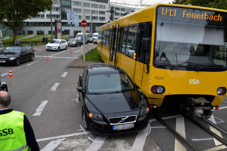 Nachdem eine 54-Jährige in der Pragstraße verbotenerweise gewendet hatte, kam es zum Unfall mit der Stadtbahn.