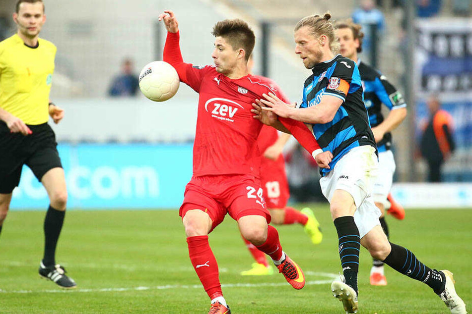 Überzeugendes Startelf-Debüt! Julian Hodek behauptet sich gegen den Frankfurter Marc Heitmeier (r.).
