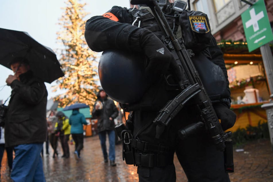 Bewaffnete Polizisten für die Sicherheit: Auf den hessischen Weihachtsmärkten muss man sich an dieses Bild gewöhnen.