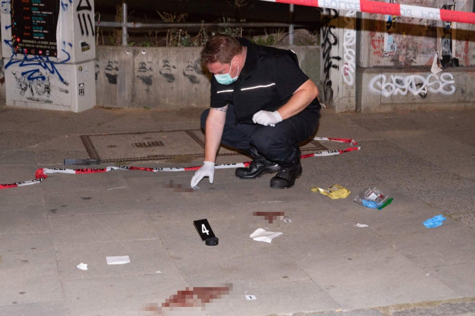 Ein Ermittler untersucht am Donnerstagabend den Tatort in Hamburg-St. Pauli.