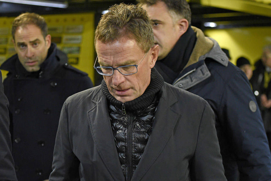 Hängende Köpfe bei Ralf Rangnick, dem Vorstandsvorsitzenden Oliver Mintzlaff (l.) und Geschäftsführer Ulrich Wolter (hinten r.) nach dem 0:1 in Dortmund.