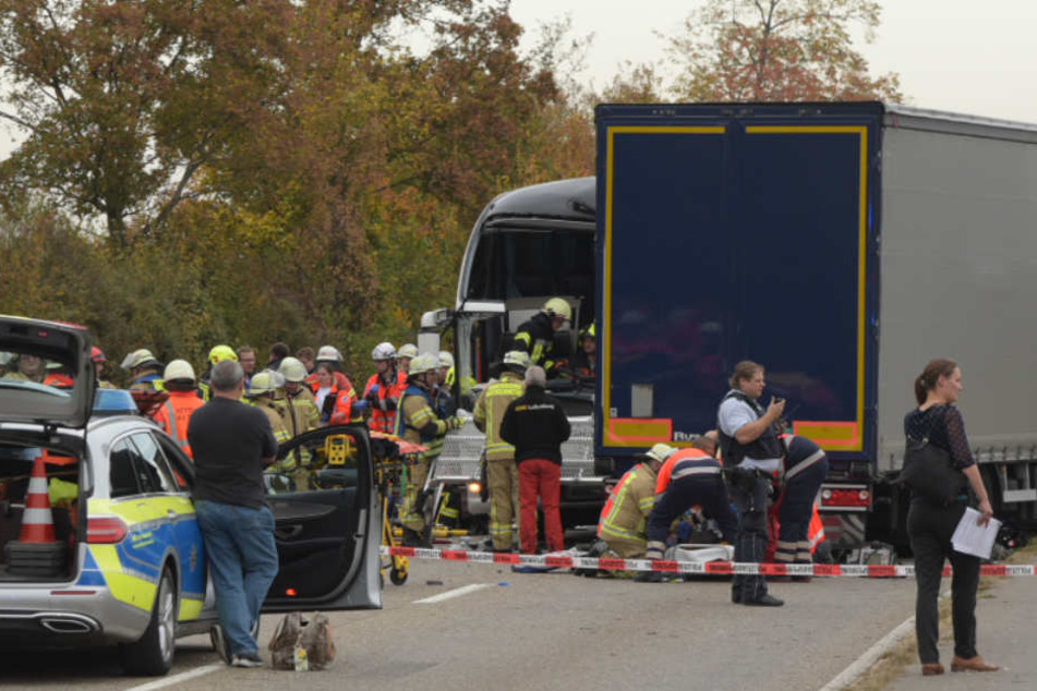 Der Reisebus kam auf die Gegenfahrbahn und stößt frontal mit einem LKW zusammen.