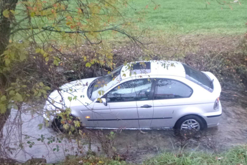 Der Wagen landete in einem Bach.