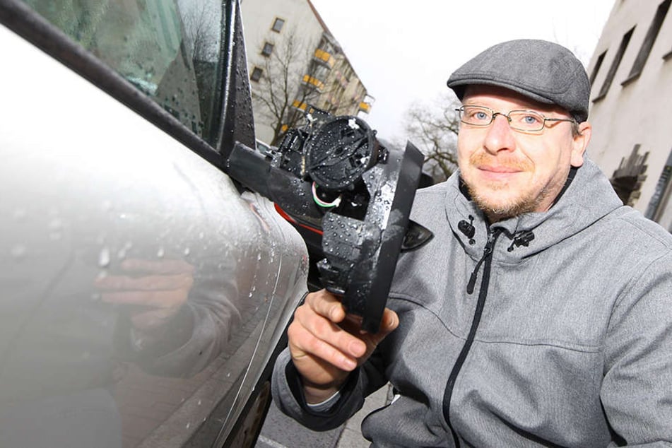 Ralf Gerstner an seinem kaputten Auto. Ein Randalierer hatte reihum 31 Spiegel abgetreten.