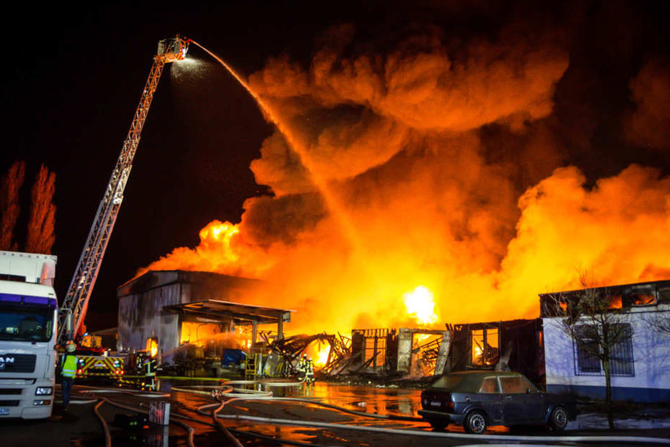 Im Industriegebiet von Mainz-Mombach stand eine Lagerhalle in Brand.