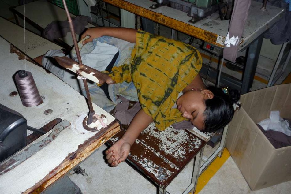 Ein Bild der Erschöpfung: In der Mittagspause schlafen die Arbeitnehmer regelmäßig vor Erschöpfung ein.