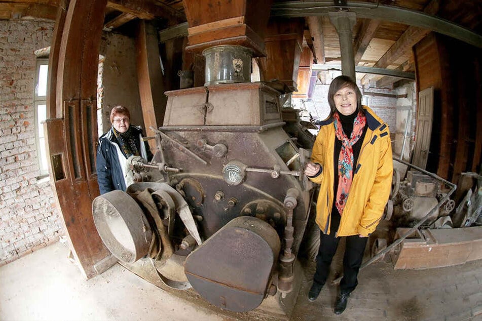 Mammutprojekt: Brigitte Pfüller (63, r.) und Gisela Bauer (64) vom Förderverein vor der historischen Mühlenanlage im Hausinneren.