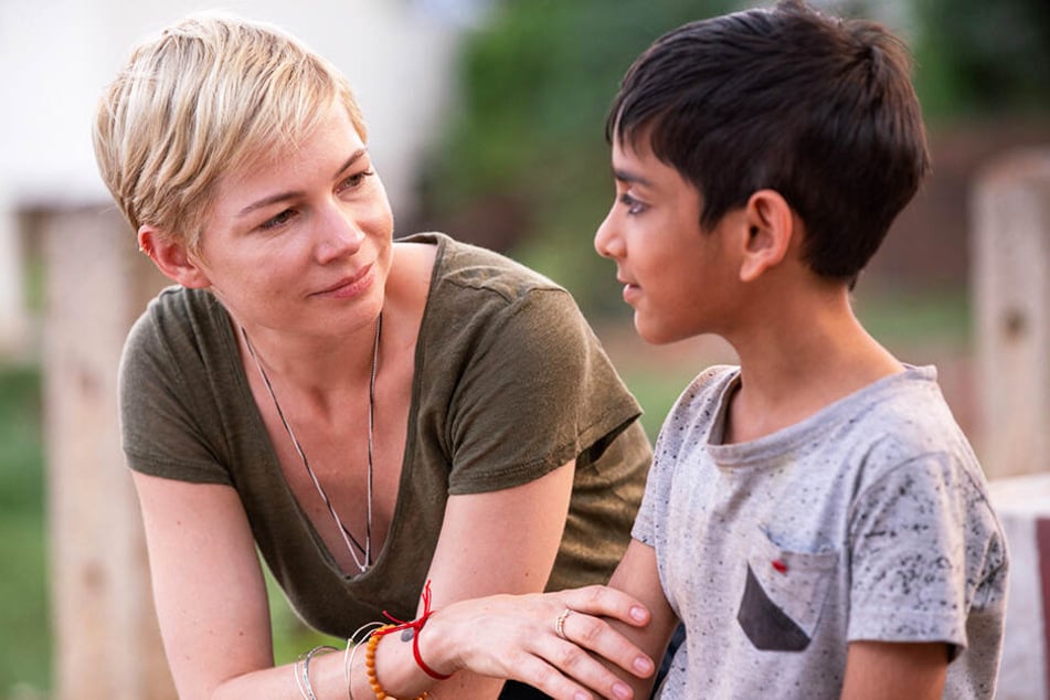 Isabel (l., Michelle Williams) hängt an ihrem Ziehkind Jai (Vir Pachisia).