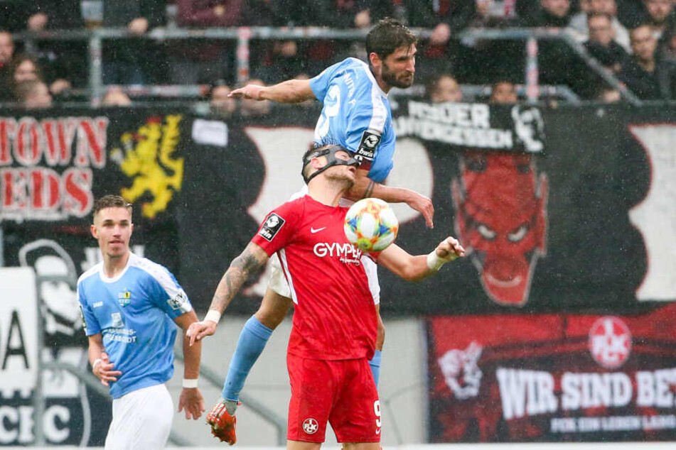 Vorbildlicher Zweikämpfer: Niklas Hoheneder gewinnt hier das Kopfballduell mit Lauterns Timmy Thiele.