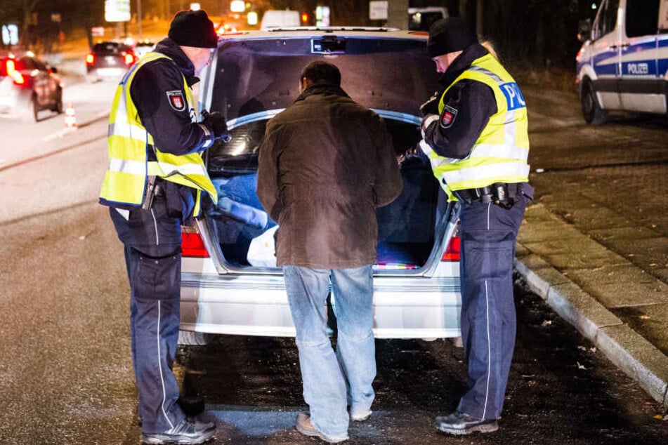 Als die Polizeibeamten den Kofferraum öffneten, fanden sie einen schlafenden Mann vor. (Symbolbild)